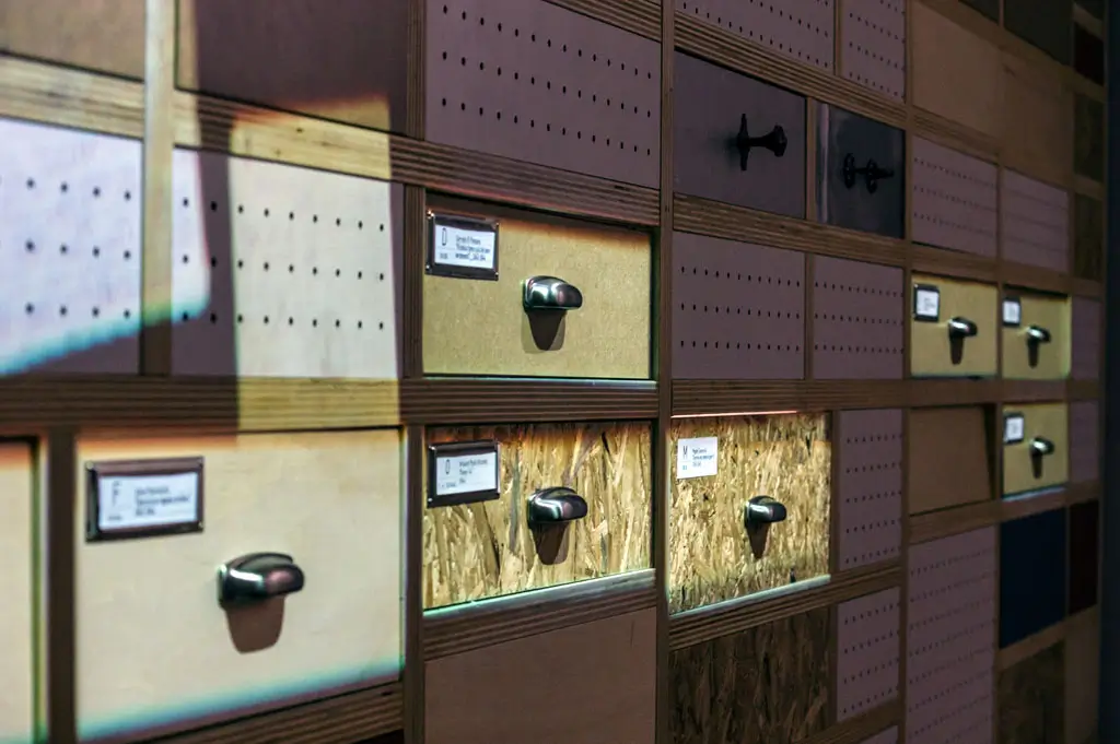 Fotografia di lato dei cassetti del museo