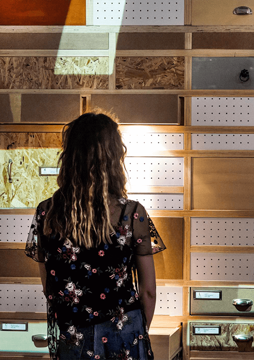 Ragazza che guarda verso i cassetti del museo